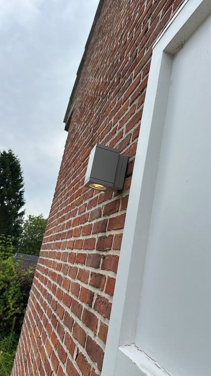 Nieuwe gevelverlichting geplaatst tegen de buitenmuur