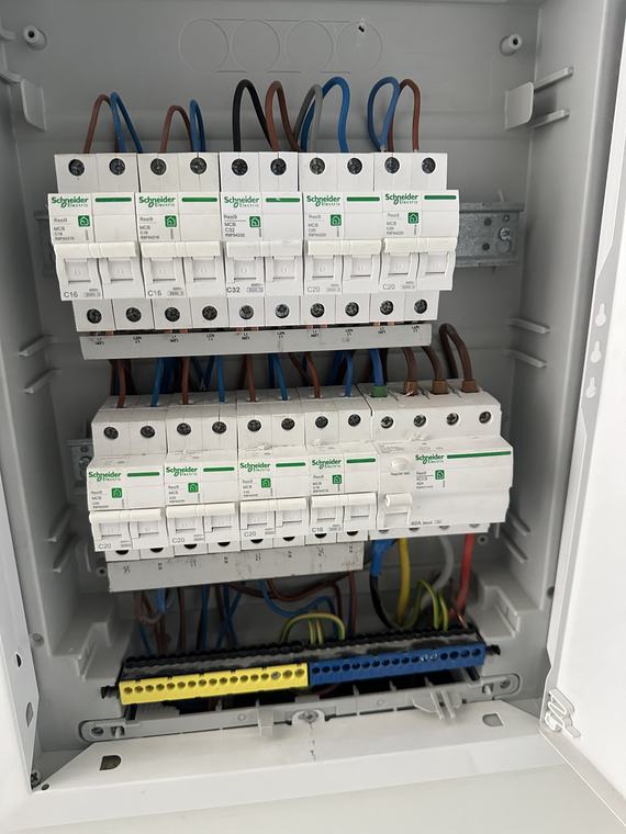 Detail van automaten en bekabeling in een nieuw verdeelbord