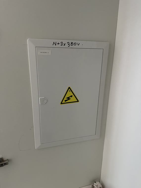 Gesloten verdeelkast met aanduiding N+3x380V