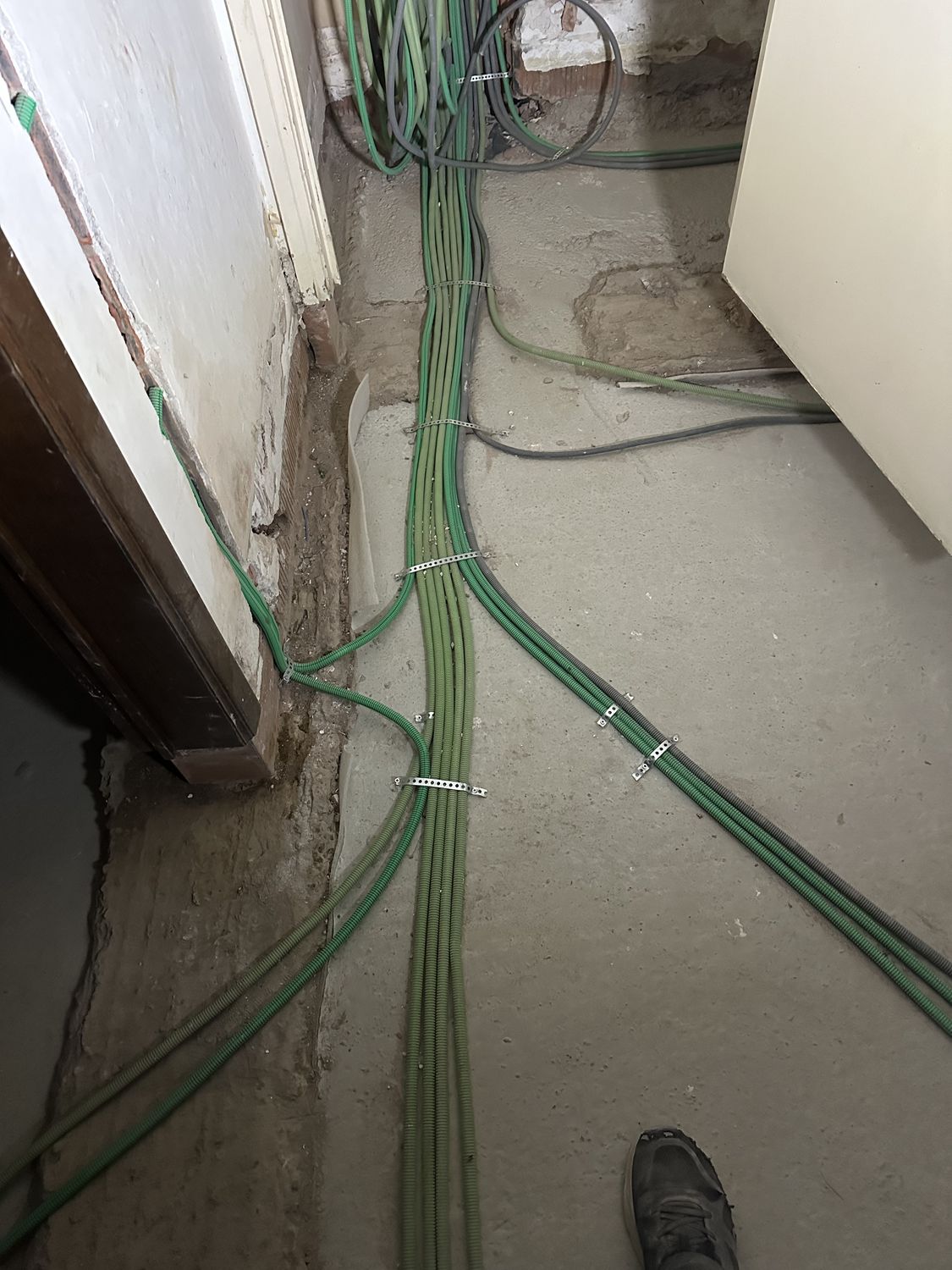 Bundel elektriciteitsleidingen op de werf, netjes gebundeld naar de verdeelkast