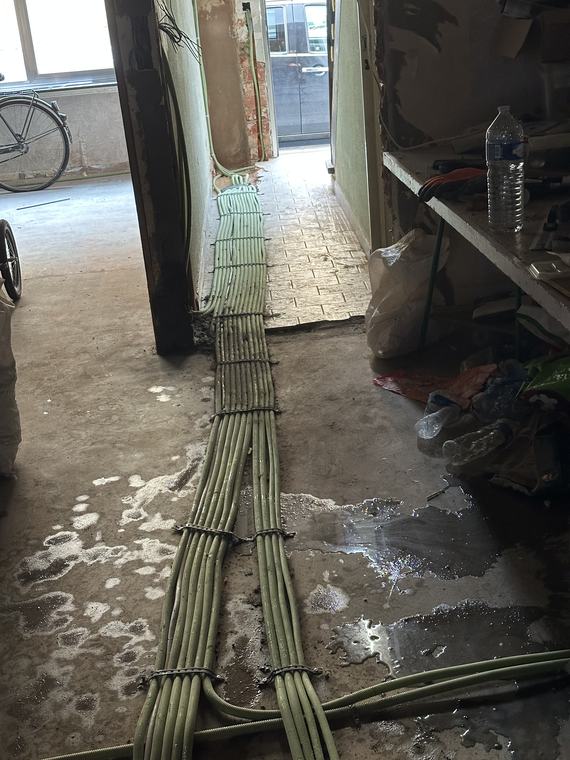 Leidingen die door de woning worden getrokken tijdens een renovatie