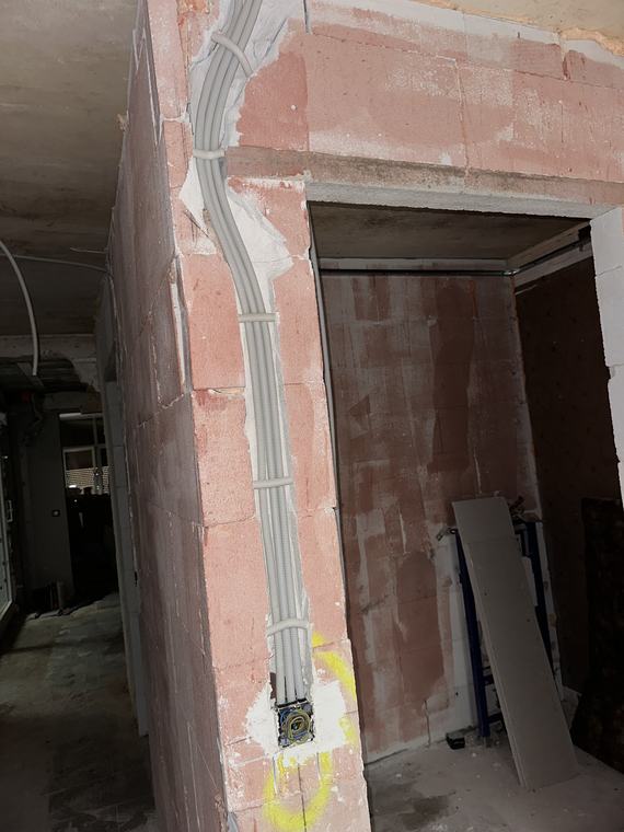 Elektriciteitsbuizen ingewerkt in de ruwbouw van een nieuwbouwwoning