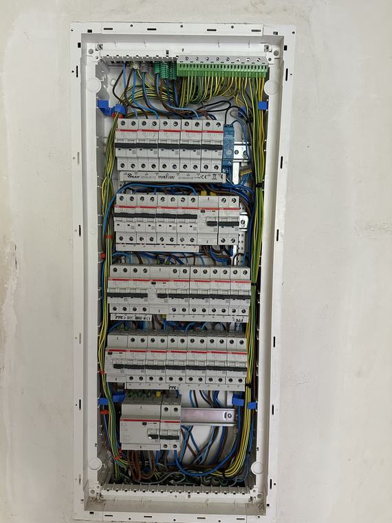 Volledig bekabeld verdeelbord met automaten en differentieelschakelaars