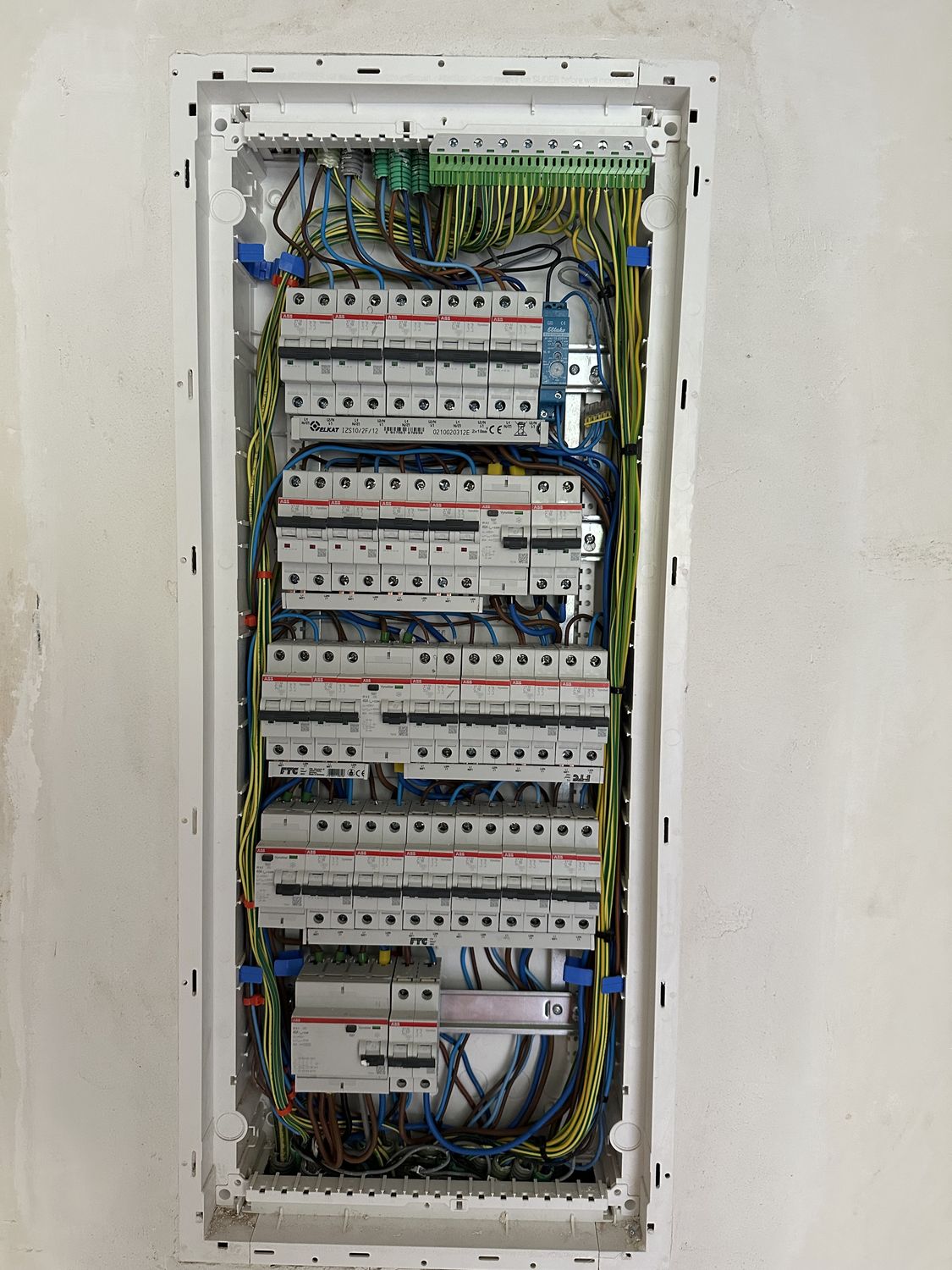 Volledig bekabeld verdeelbord met automaten en differentieelschakelaars