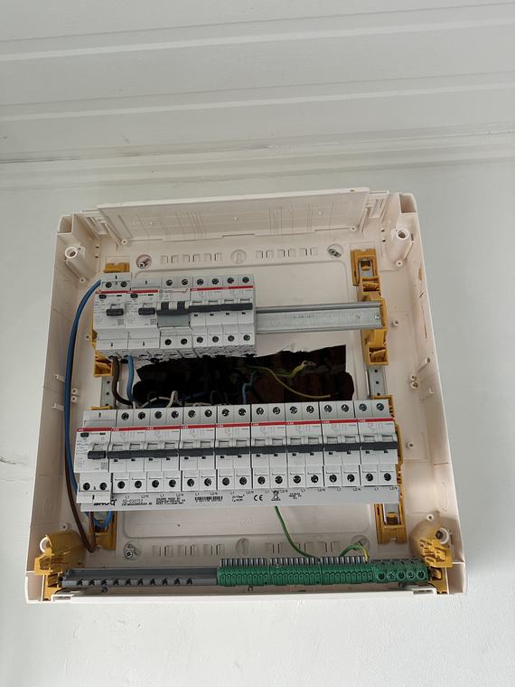 Open zekeringkast met nieuwe bekabeling en aardingsklemmen