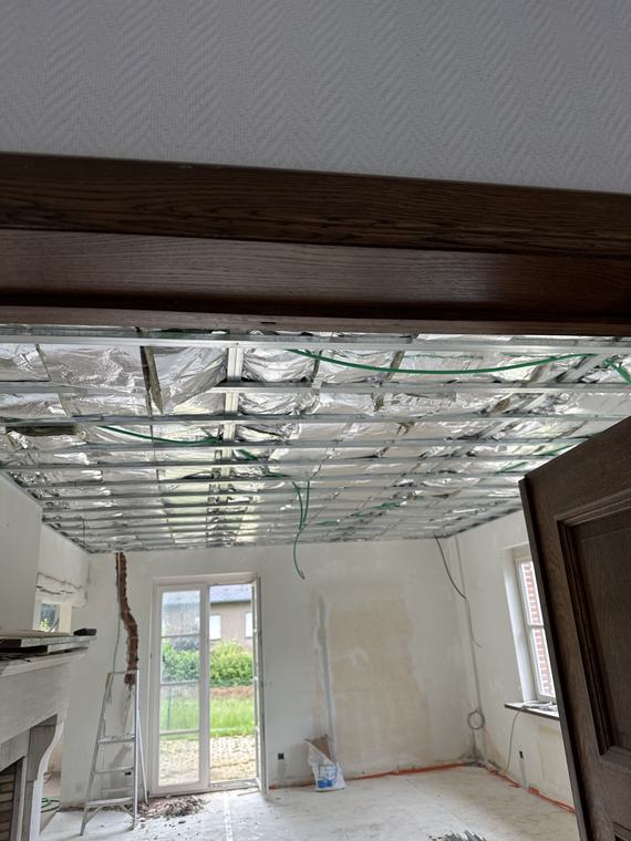 Metalen draagstructuur voor een gyprocplafond met isolatie en elektriciteitsleidingen