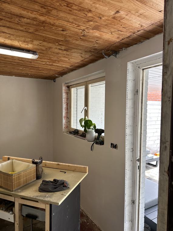 Afwerking rond een raamopening met gyproc en nieuwe stopcontacten