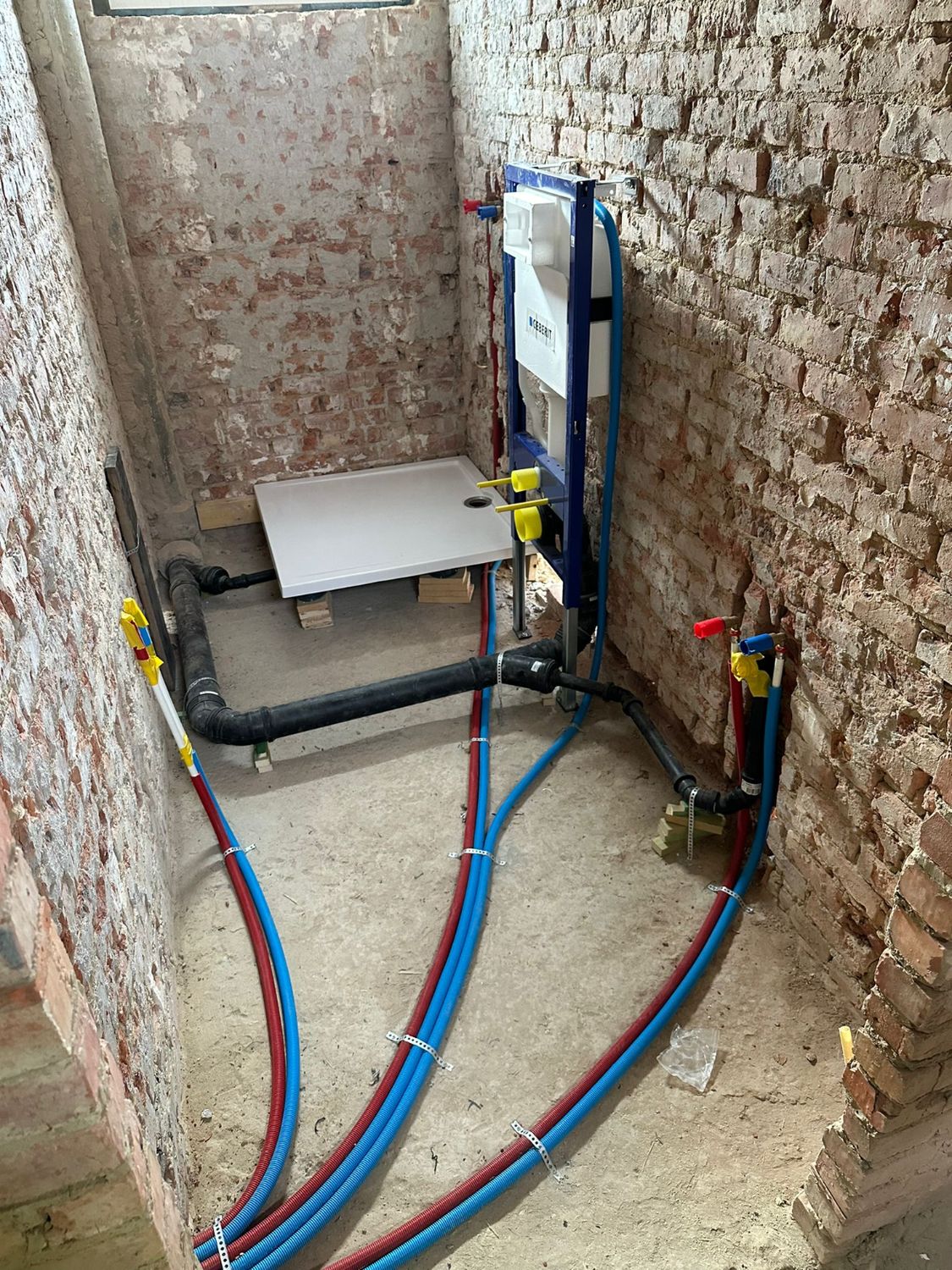 Nieuwe sanitaire leidingen en aansluiting van  een badkamer 