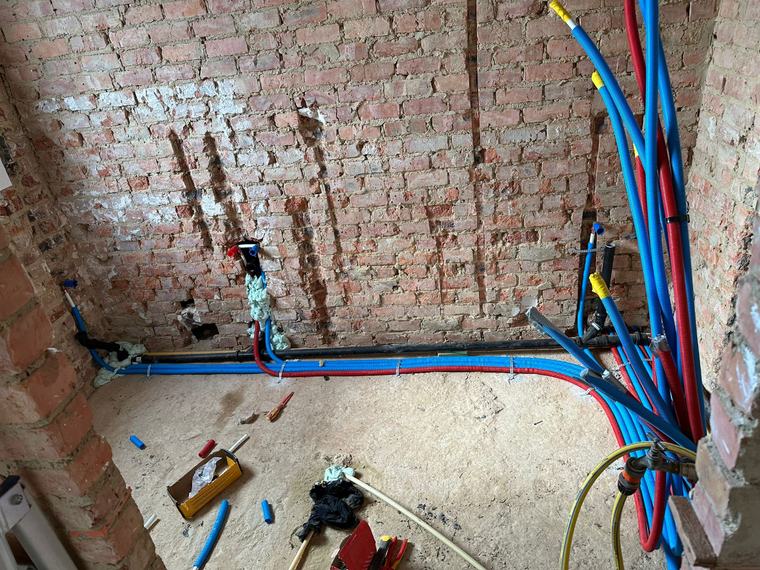Sanitaire collector met nieuwe warm- en koudwaterleidingen