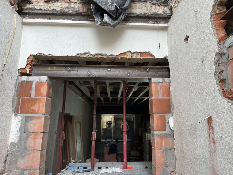 Muurdoorbraak met stalen draagbalk in een rijwoning
