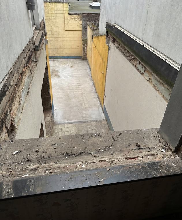 Zicht vanaf de eerste verdieping op de binnenkoer tijdens de ruwbouwfase
